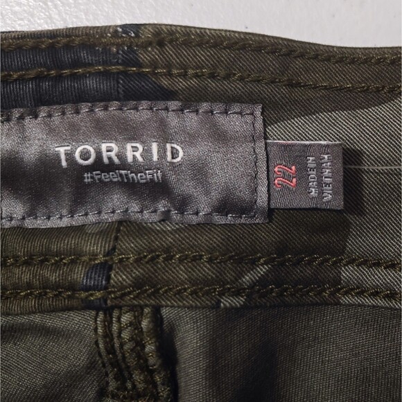 NWT Torrid Camo Capris Pants 22 Womens Green Camouflage New Utility Gorp Grunge - Picture 9 of 11